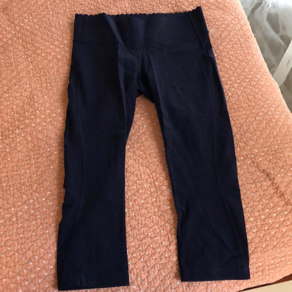 New Balance navy scalloped crop leggings.
